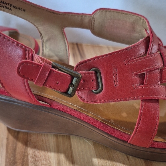BareTraps Red Wedge Sandals with Intricate Design - Picture 8 of 8